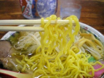 黄色い麺.jpg