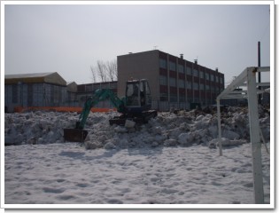 東光中学校グランド雪割り