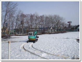 東光中学校グランド雪割り