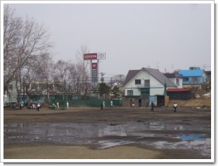 東光中学校グランド雪割り