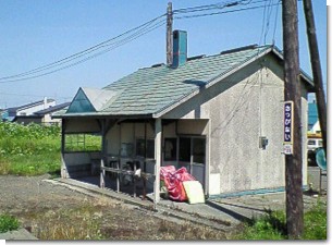 札比内駅舎ホーム側