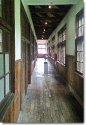 栄小学校廊下