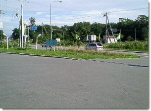 月ヶ岡駅前