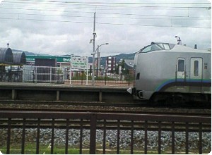 美唄駅ホーム（スーパーカムイ）